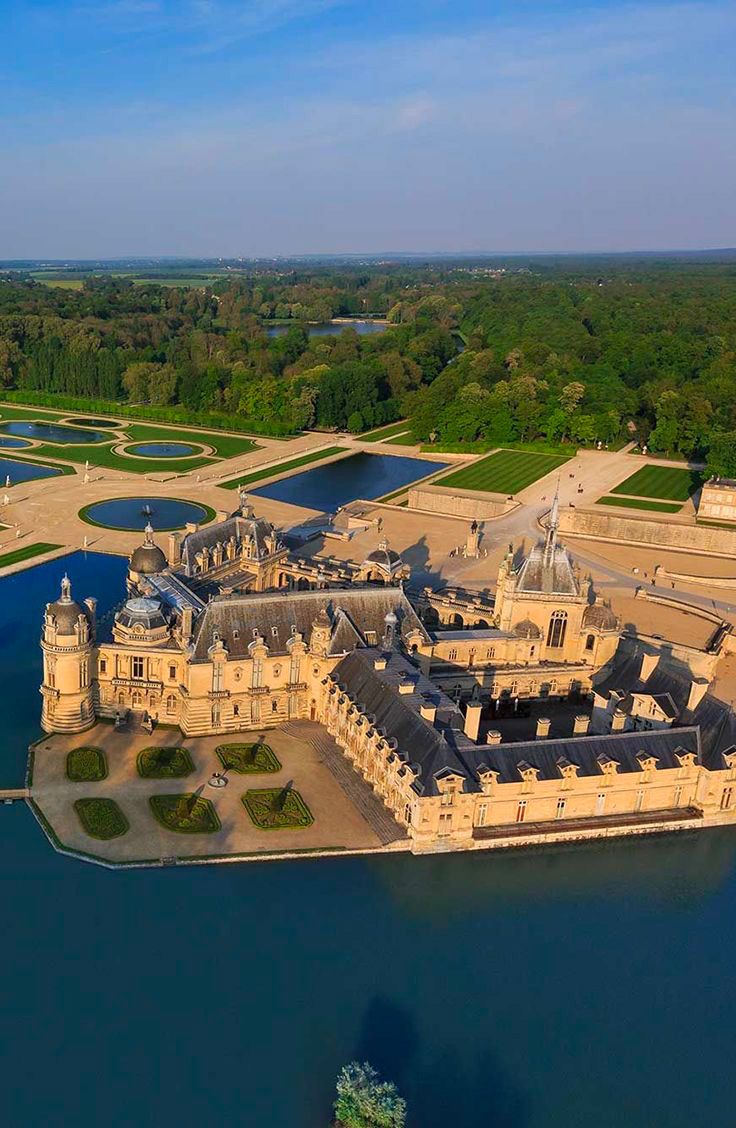 chateau-chantilly_vue-aerienne-plans-eau.jpg