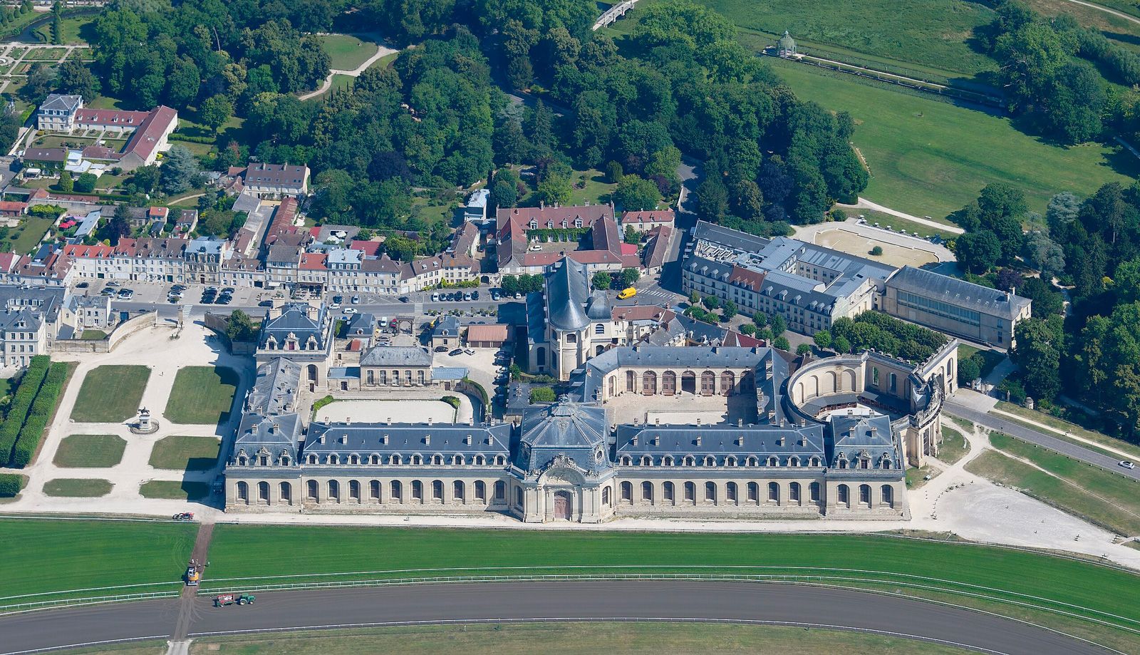 grandes_ecuries-chantilly_vue_ciel.jpg